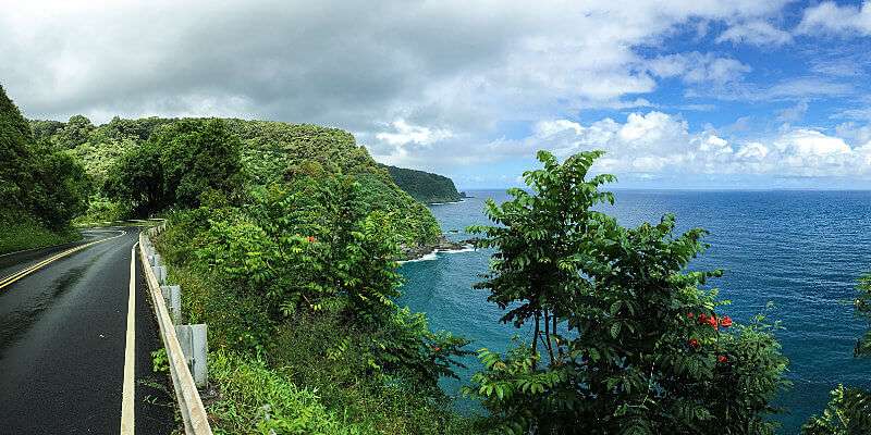 Curving road along the Maui coast, finding the best places to stay for the Road to Hana